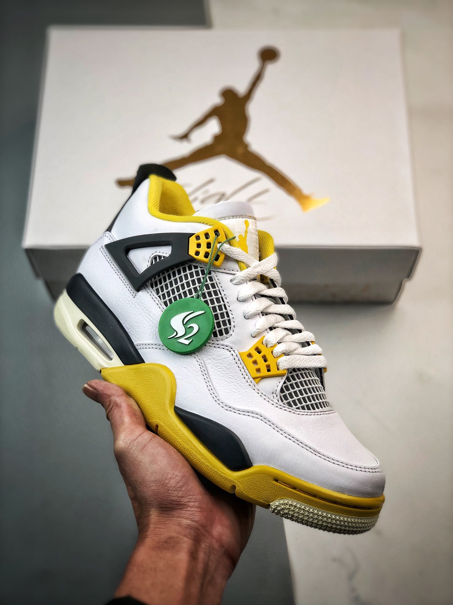 AJ4 Vivid Sulfur Sneaker