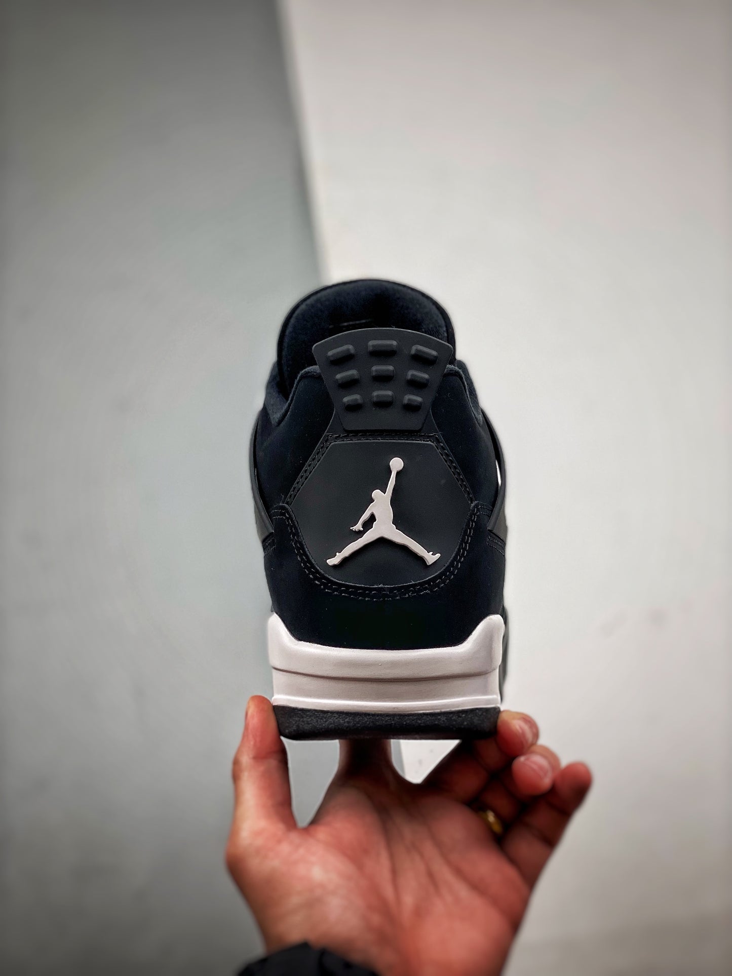 AJ4 Retro White Thunder Sneakers