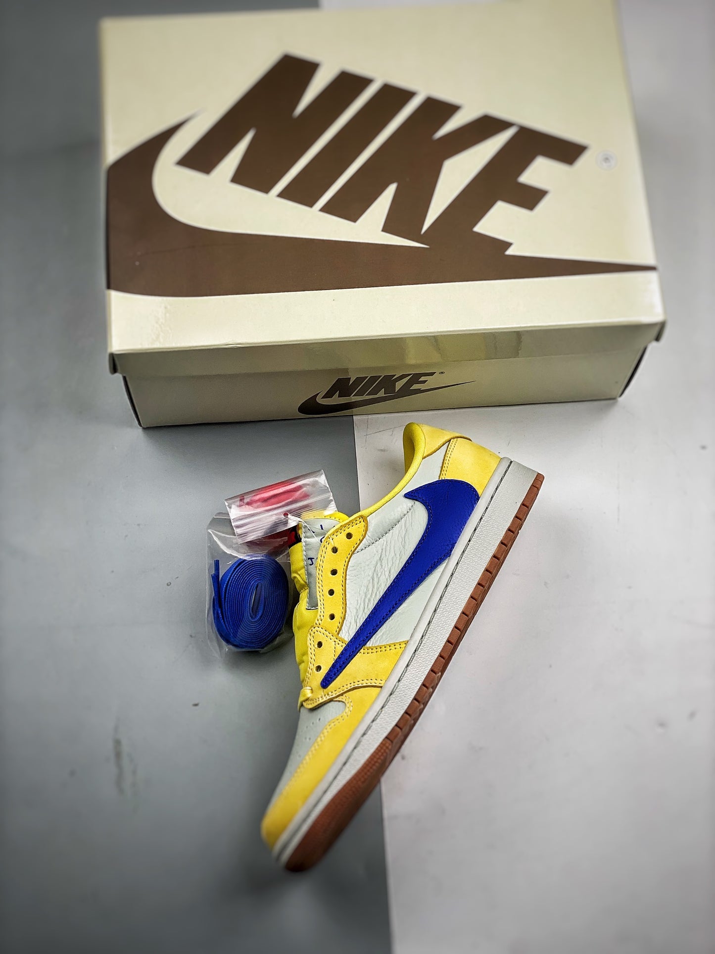 Travis Scott x Air Jordan 1 LOW CANARY Sneaker