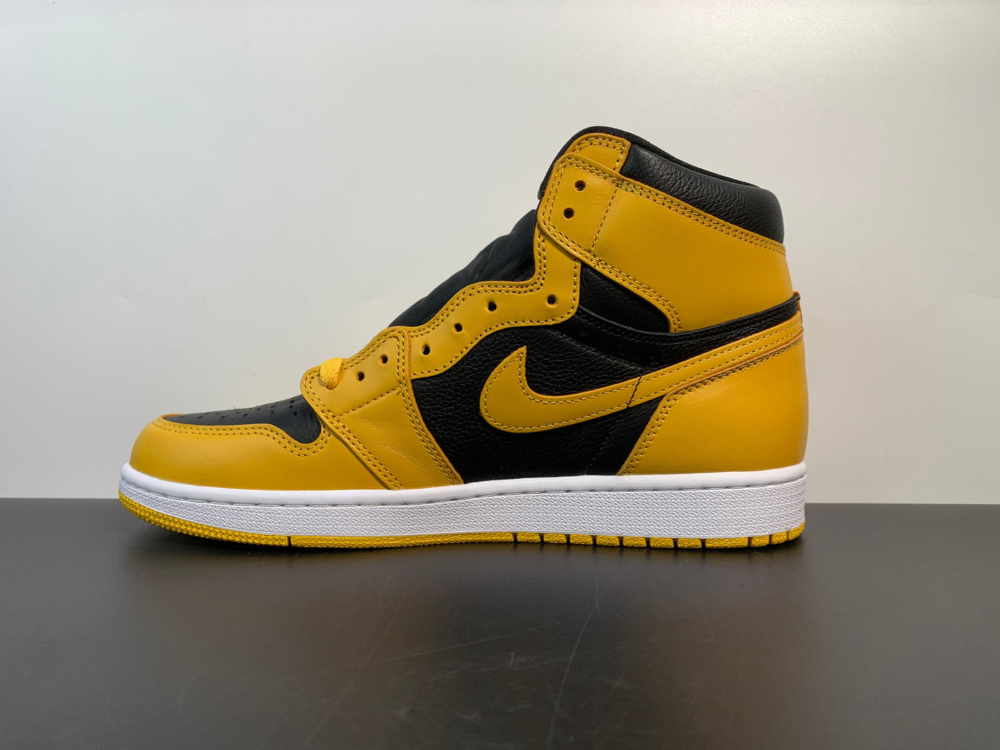 AJ1 Retro High Pollen Sneaker