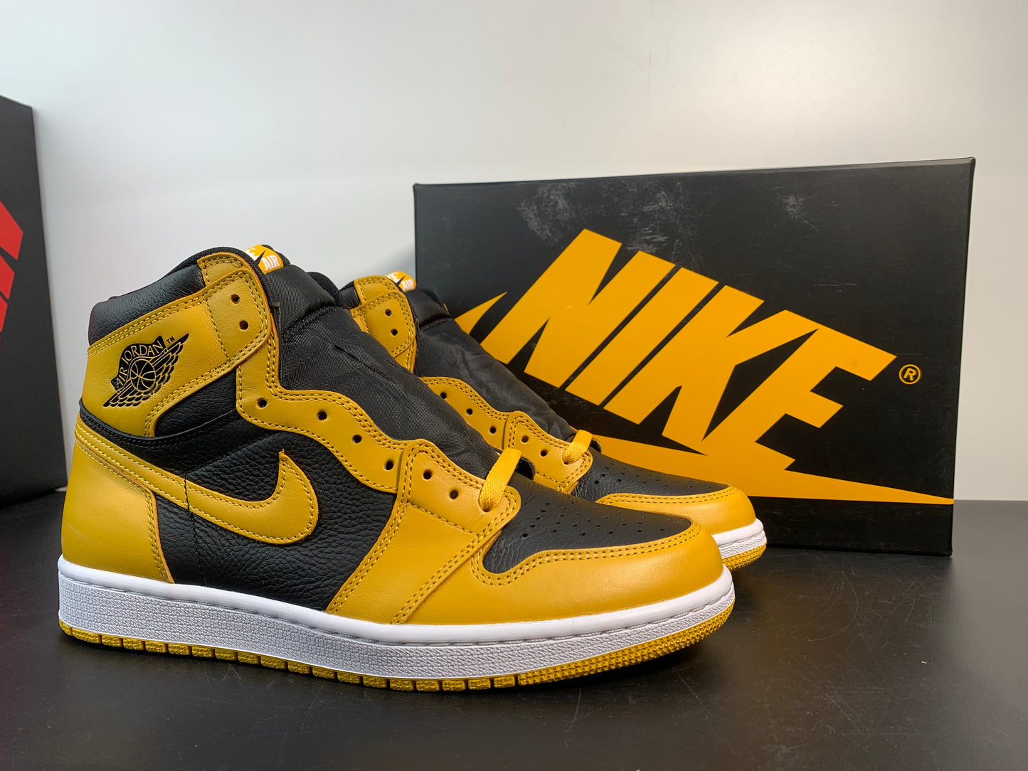 AJ1 Retro High Pollen Sneaker