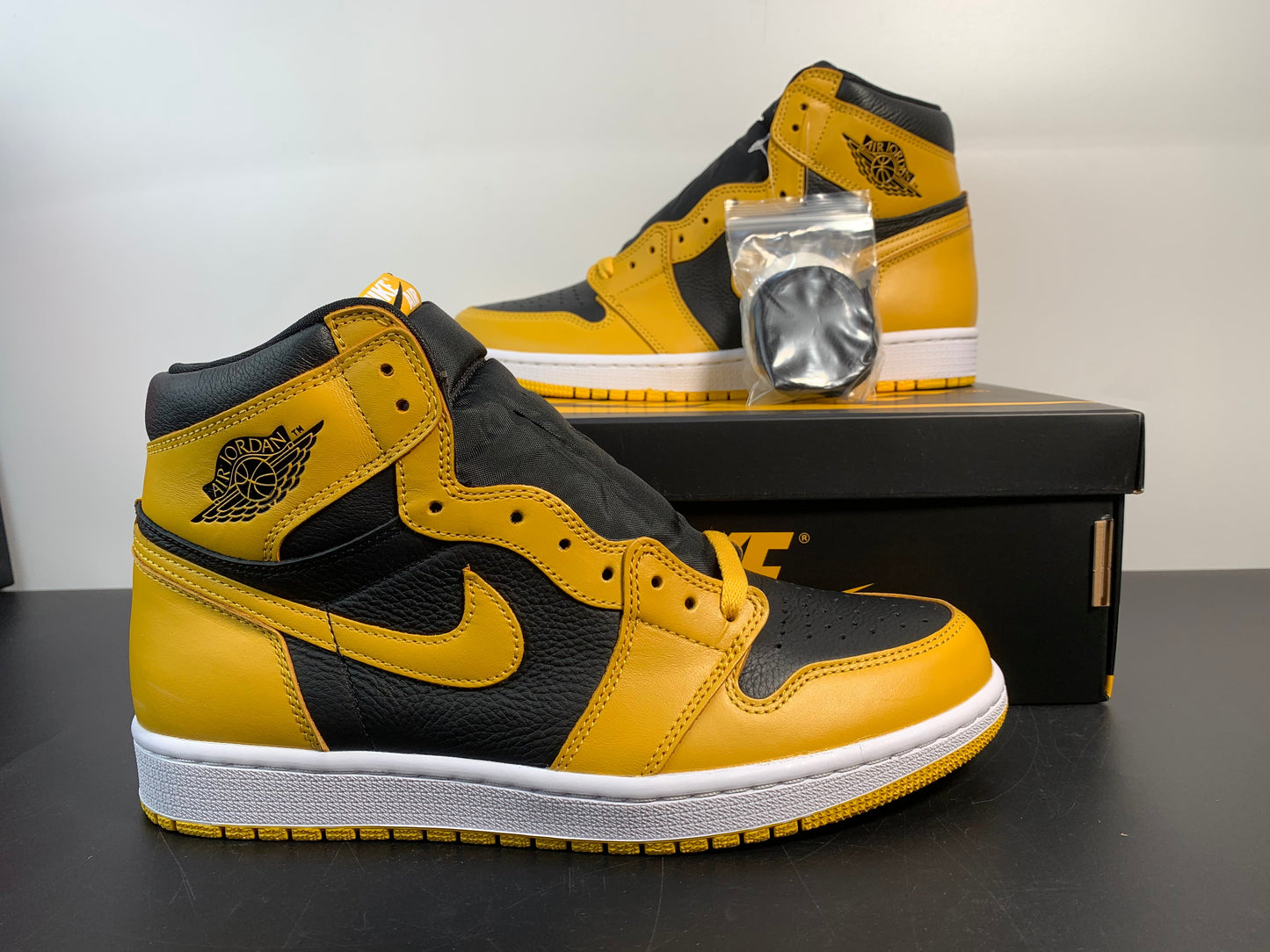 AJ1 Retro High Pollen Sneaker