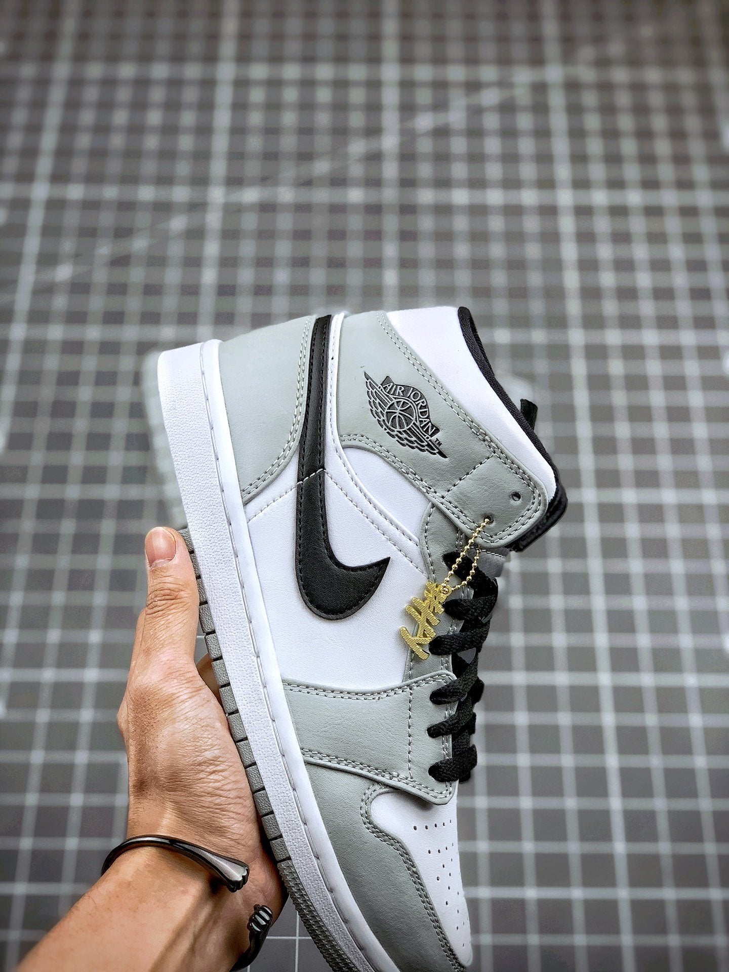 AJ1 MID SMOKE GREY SNEAKER